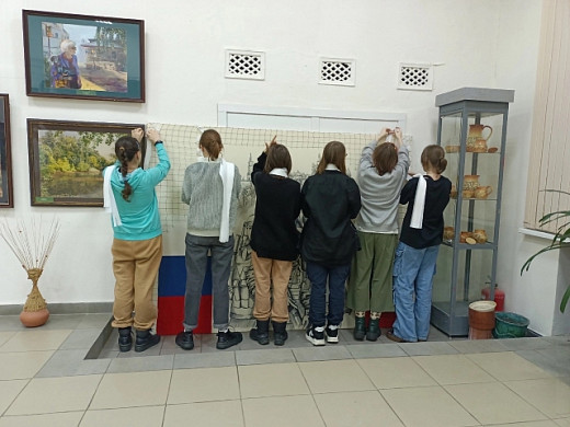 Студенты худучилища создали панно «Своих не бросаем»